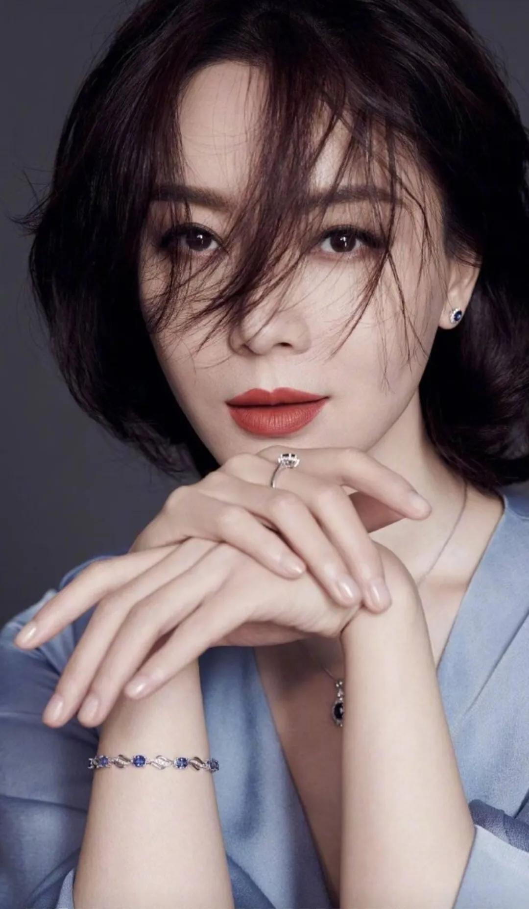 女主播|美女网红直播时，为啥明明穿着薄漏透，还用手捂胸口呢？