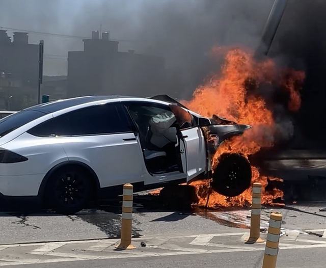 杨紫|林志颖车祸现场曝光！车被撞变形浓烟滚滚，衣服额头都是血躺在地上
