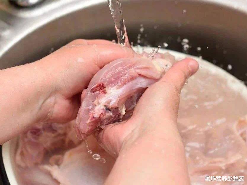 |提醒：生肉不能在水龙头下直接冲洗，反而会滋生细菌？是这样吗