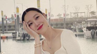 |孔晓振放闪婚戒：刚结婚了，婚礼现场曝光「摆满交往2年甜蜜合照」