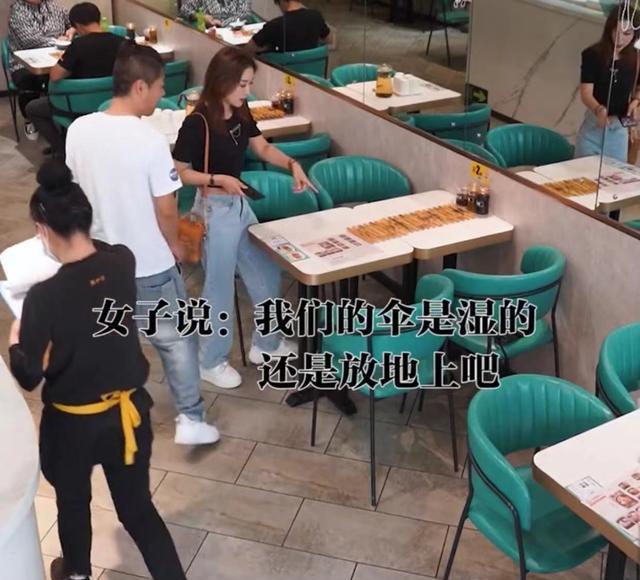 一对情侣来吃饭,女子的动作真少见,网友:细节见人品