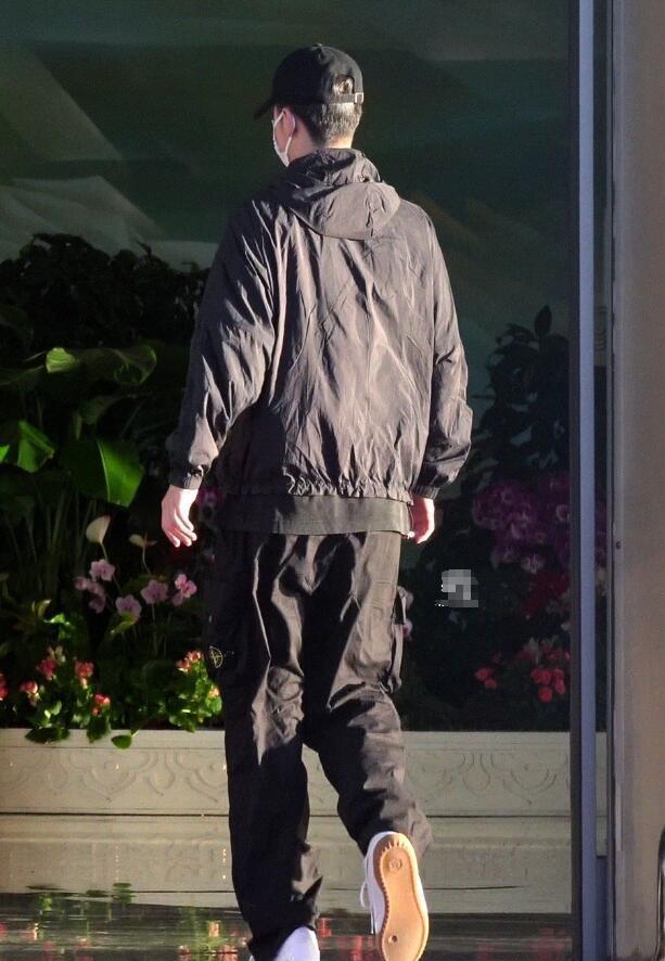 王一博|王一博一大早飞上海，全黑运动装很酷帅，走路一瘸一拐受伤了？