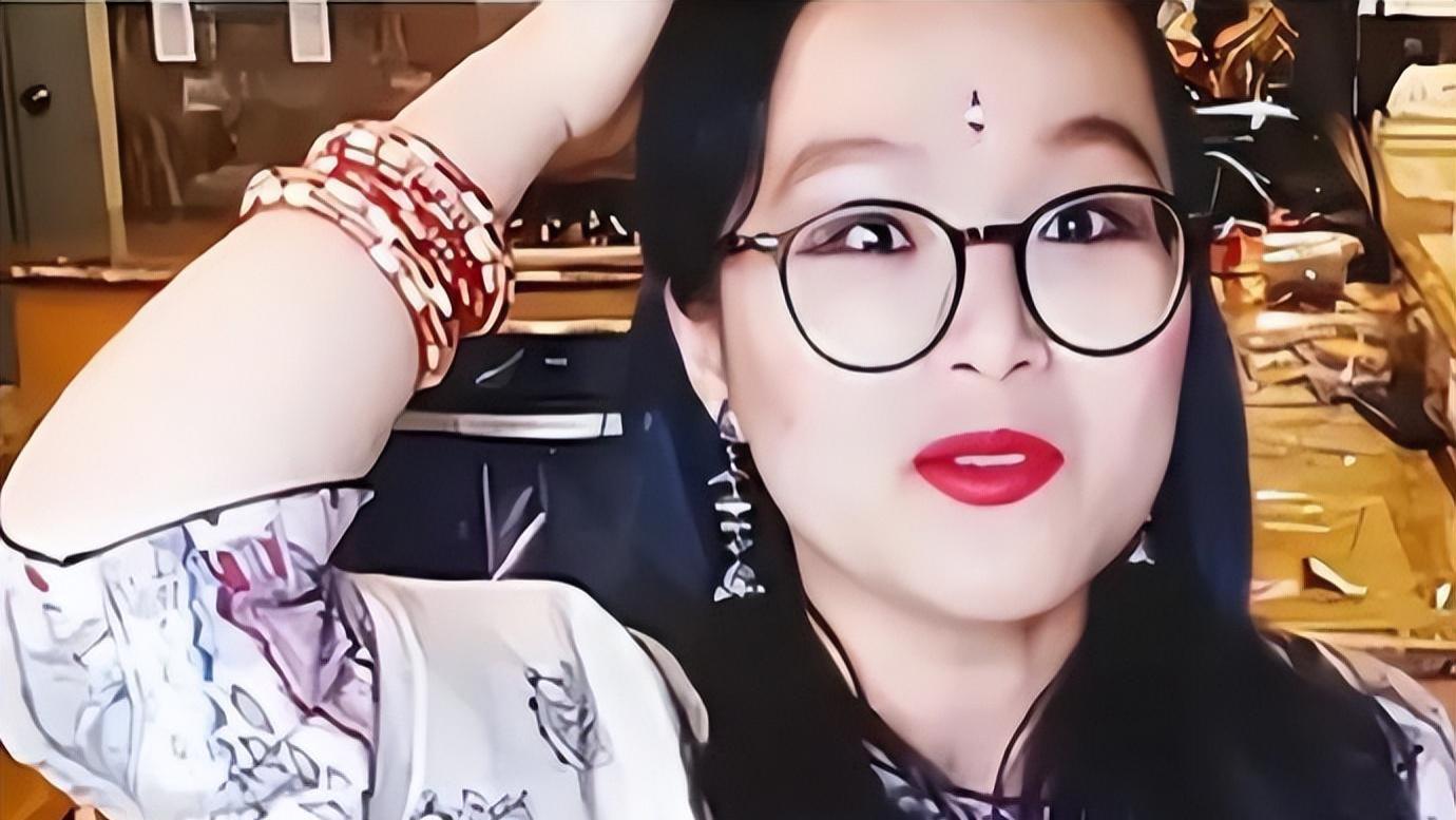 辛格|学霸郑墨沫：跪喝富豪洗脚水抹黑祖国，三次回国申请被拒，现怎样