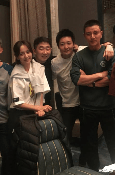 李宇春|在餐桌上拍到佟丽娅，脸上了年纪但没到老阿姨的地步，还是很漂亮