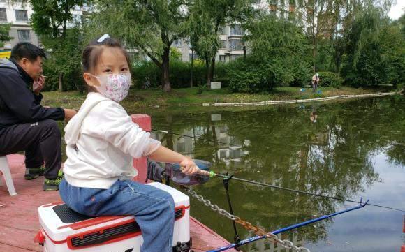 |童年的你是怎么钓鱼的？看看这几位小钓手，有没有亲切的感觉？