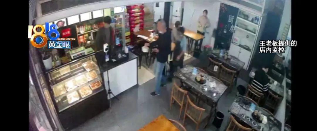 顾客说被拖出店外 老板说“捞了一下”