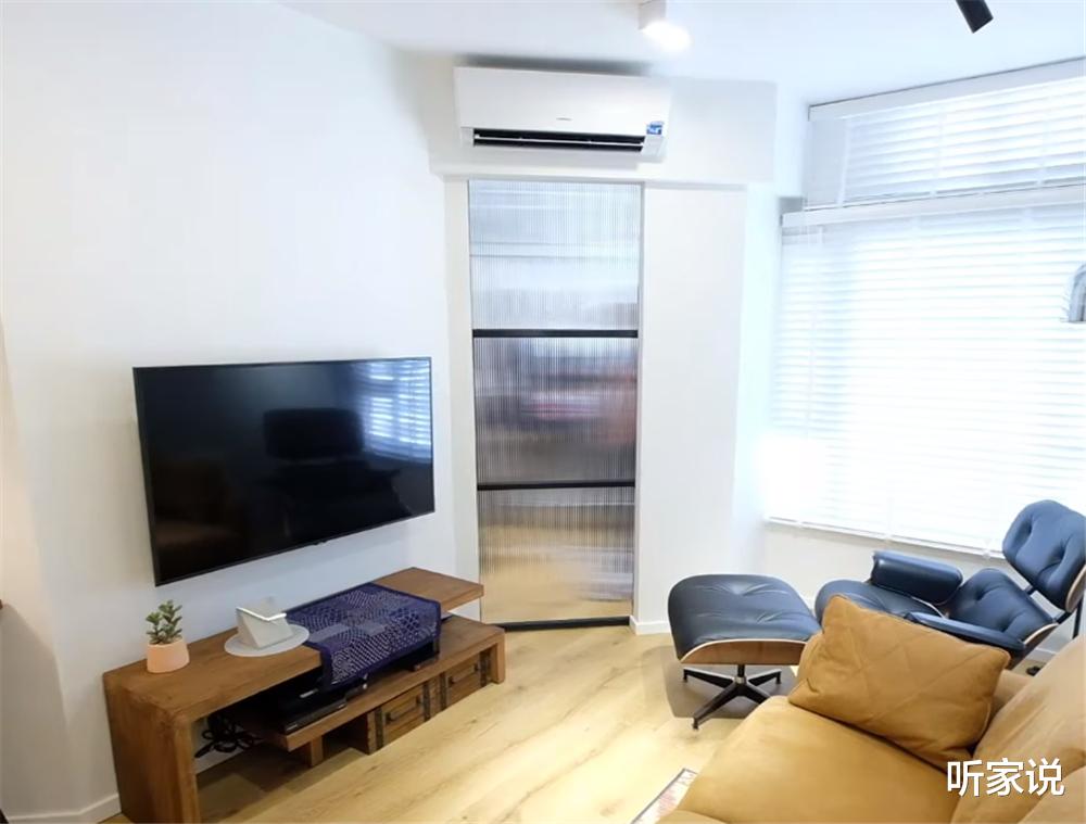 香港小夫妻买下36㎡蜗居,利用“钻石房”做斜客厅,两人住太爽了