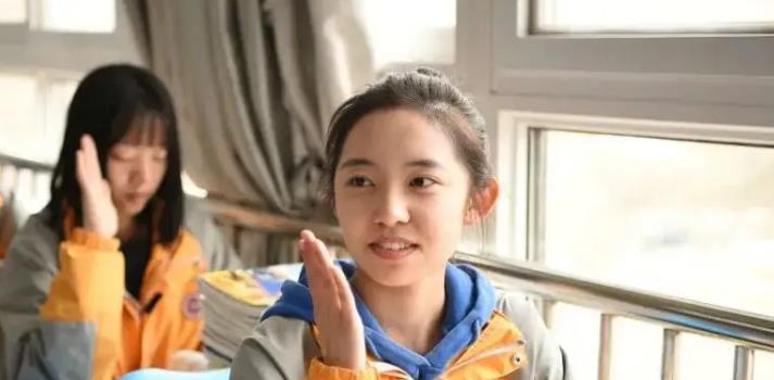 流行 “宽袍大袄鲶鱼须”在校园里流行,为何女生都喜欢这样穿?