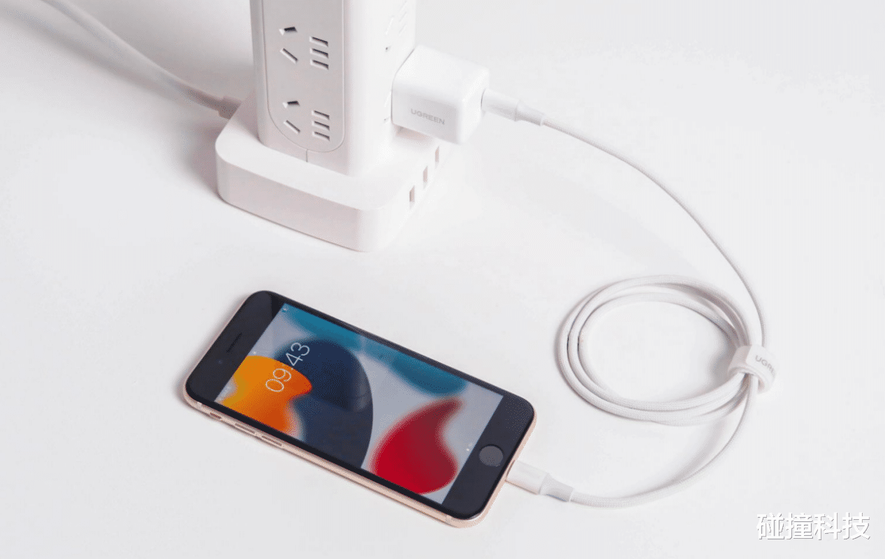 应用商店|iPhone SE3充电实测:用20W快充有多快?30分钟充电60%不是梦