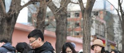 政审引发争议,家长建议取消“连坐”,长辈犯错不应晚辈来承担!