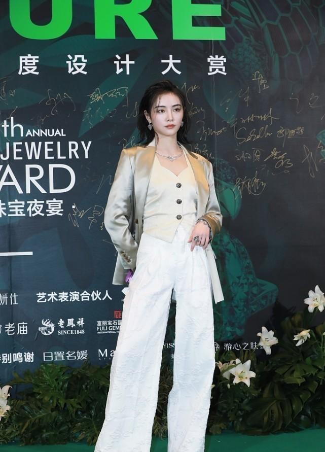 胡冰卿|芭莎晚宴生图：娄艺潇显老态，祝绪丹仙气灵动，胡冰卿美到认不出