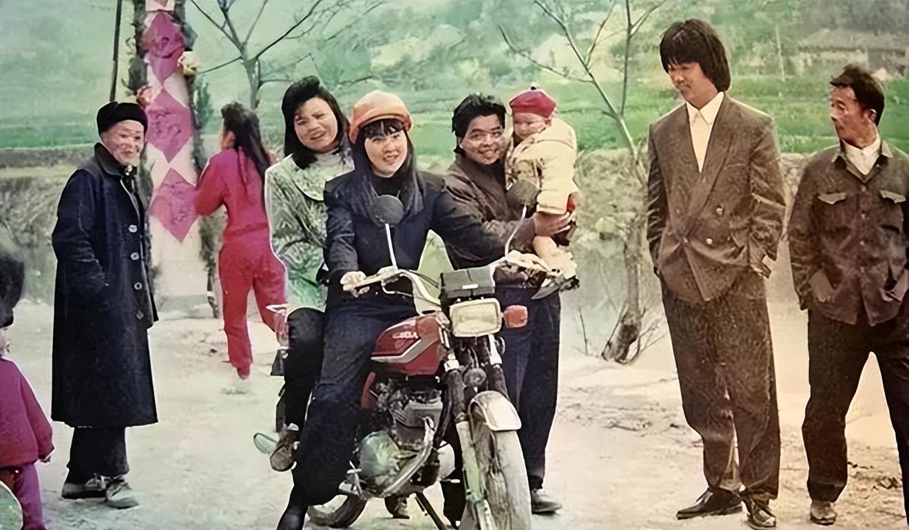 90年北京一流氓犯保外就医后回家结婚,狱警找上门才知被通缉5年
