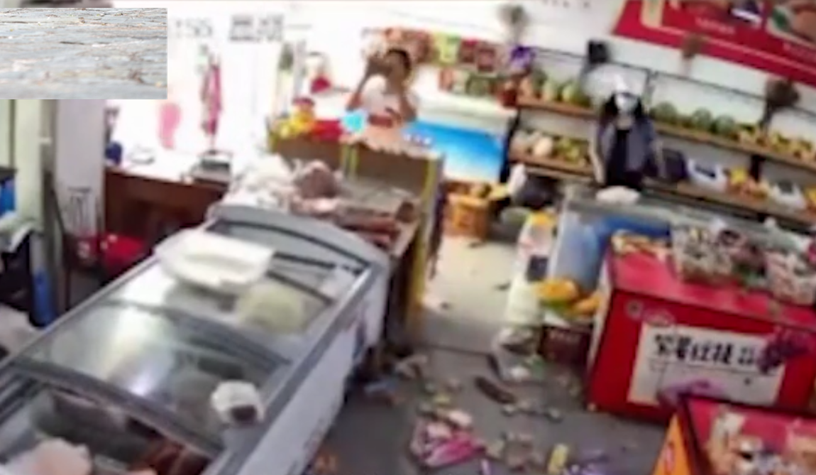 保定2女子冲进超市疯狂打杂,现场一片狼藉,警方回应