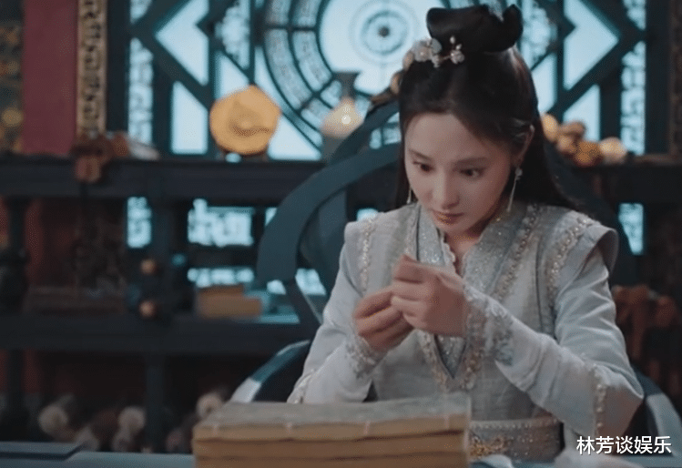 彭小苒|全程皱眉，整容感重？31岁彭小苒出手，带来教科书式“瞪眼神功”