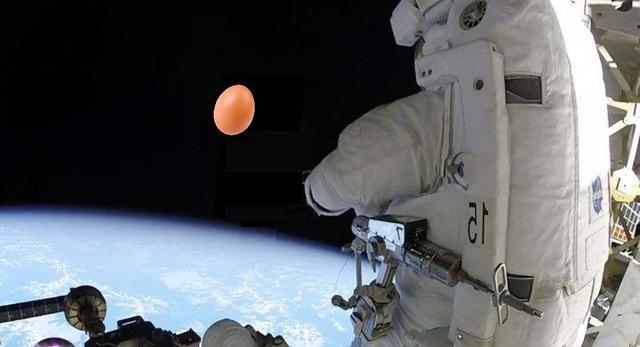 从空间站向地球使劲扔出一个鸡蛋,能成功击中吗?过程会是怎样?