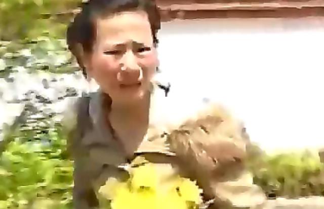 21年,女子遭遇公婆家暴,被迫报警,坦言:丈夫下葬都瞒着自己的