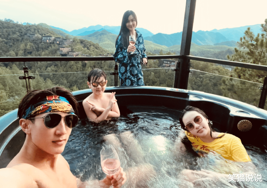 |吴尊一家四口开心度假:晒腹肌自拍照好养眼,Neinei大长腿很抢眼!