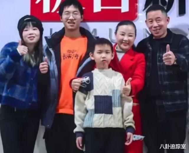 |全能女人！卓妈滑滑板，动作潇洒流畅，似20岁少女，网友：厉害了