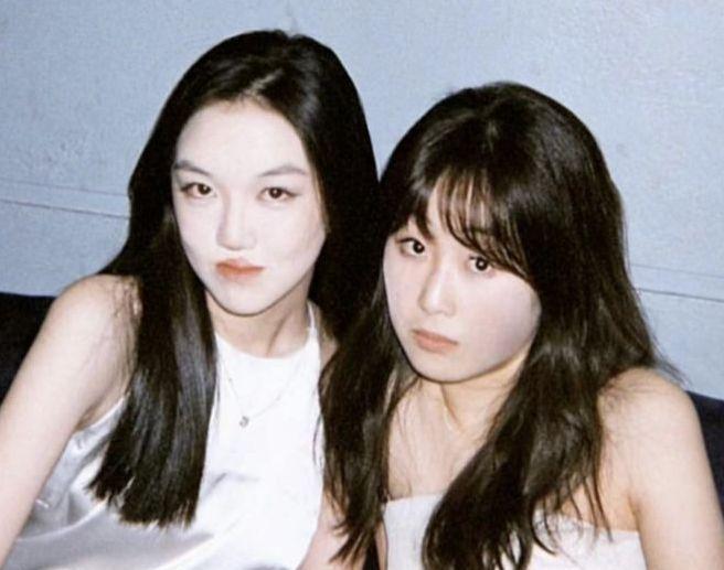 李冰冰|16岁李嫣晒近照，与闺蜜合影气场强大，粉涂太厚酷似贞子