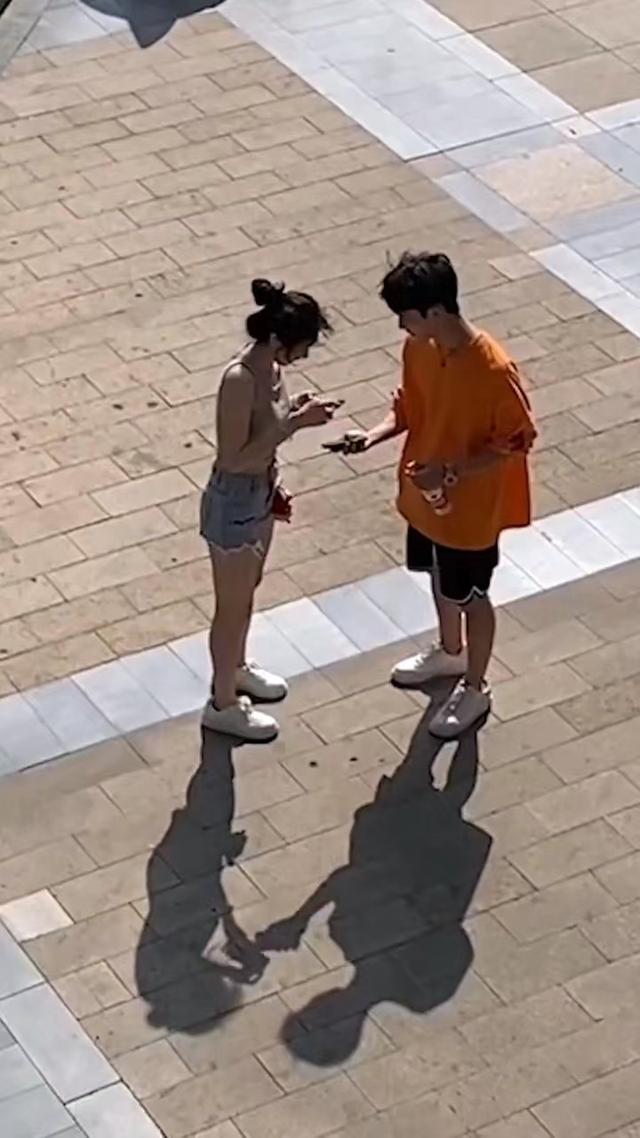遭父母逼婚,女子直接去大街上找男人,顺眼的直接上前要联系方式