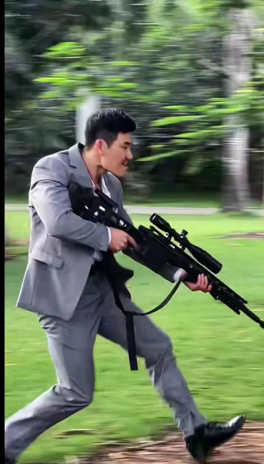|著名演员嘎子在缅甸拍动作电影:被网友讽刺评论拿枪的姿势,可以入选10大最丑