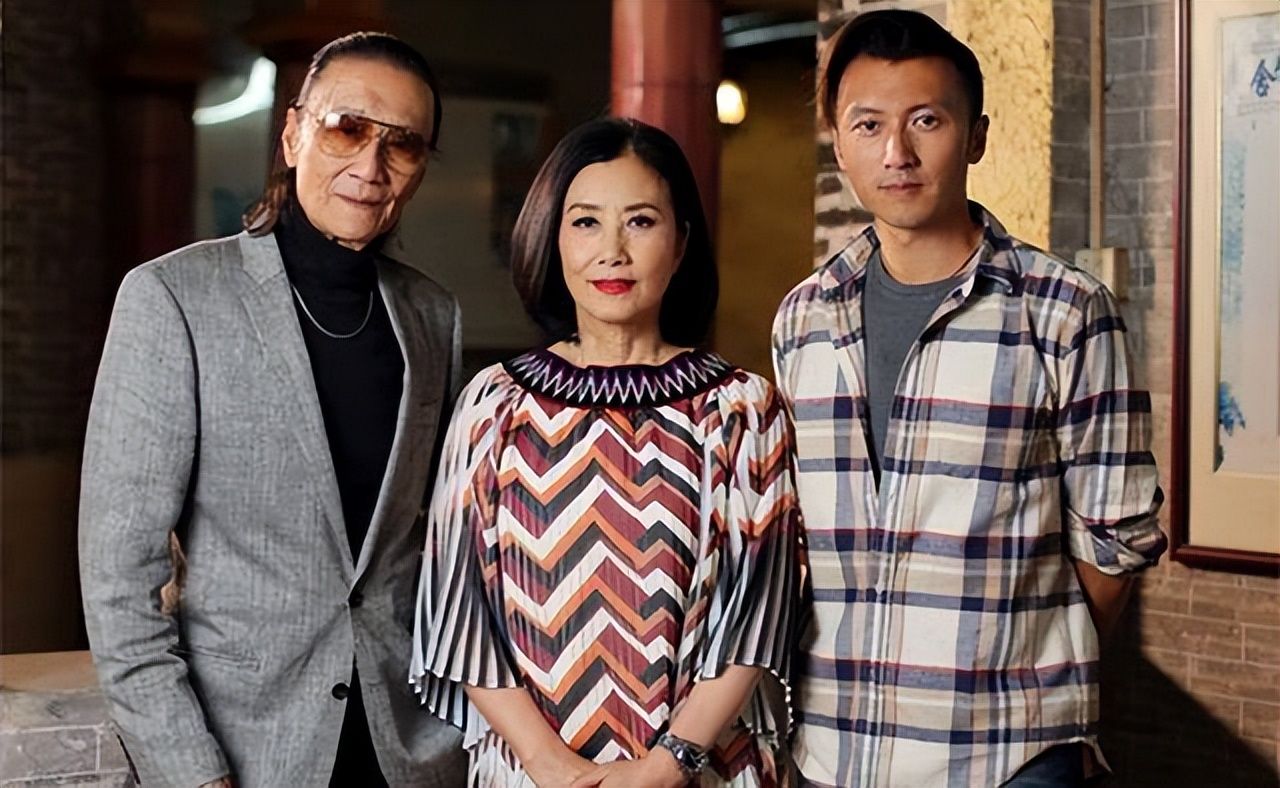 张柏芝|张柏芝想推大儿子入圈，不停拉他出境，网友发现其长相气质很朴素