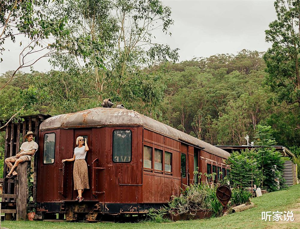 夫妻俩买下1950年废弃火车,将一节车厢变成70㎡小家,太有特点了