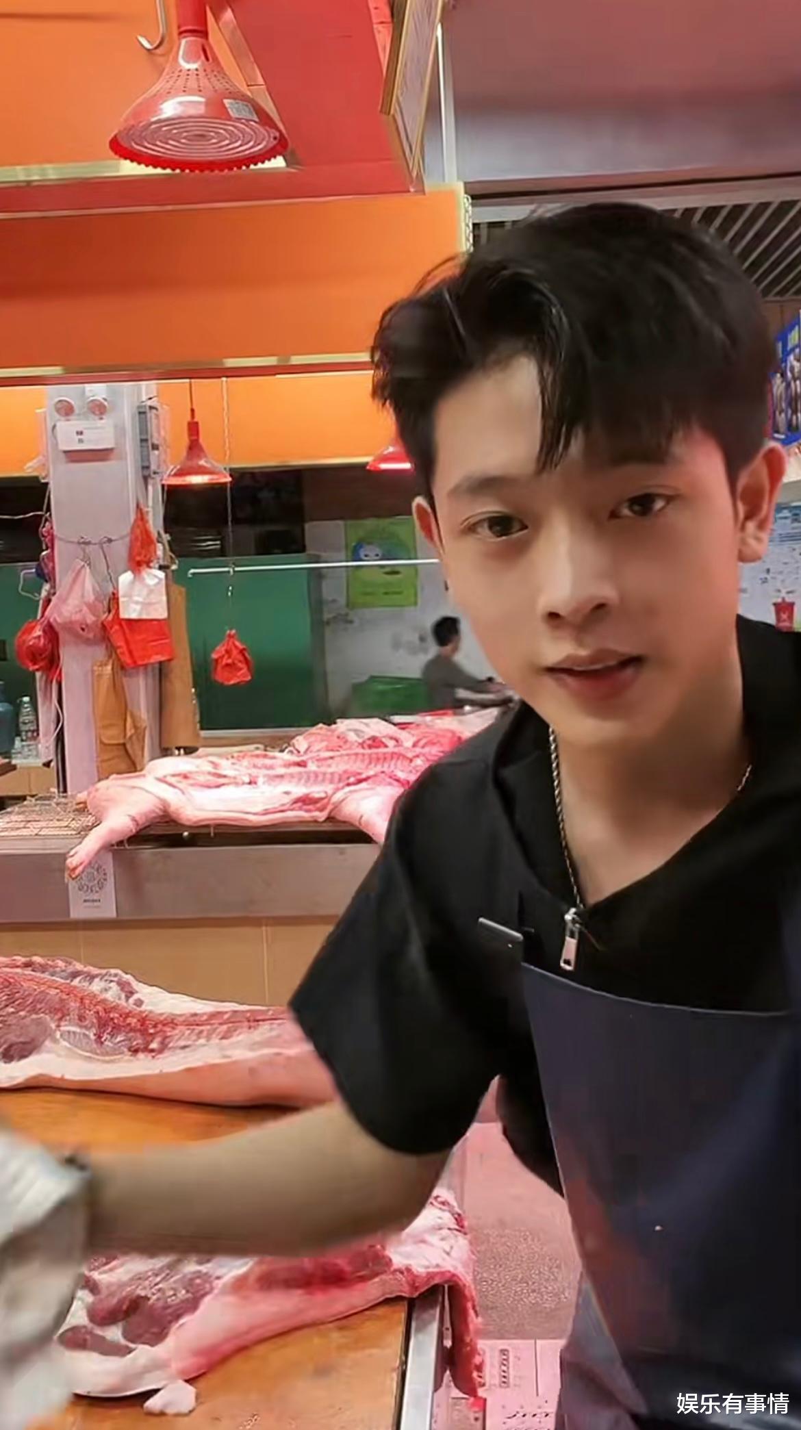 街边摊贩酷似赖冠霖，网友：卖猪肉的不一定是屠夫，也可能是王子