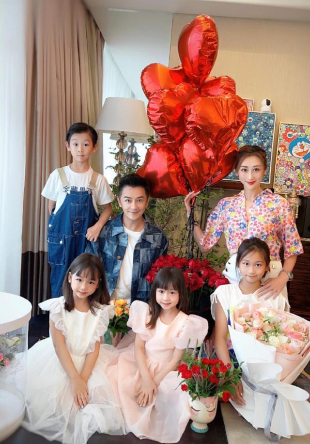 陈浩民携妻度假庆结婚11周年，妻子穿泳装出镜，看不出生过四个娃