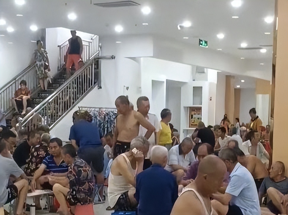 夏天来了,几百名老人跑到超市纳凉影响生意:理解体谅,扬其所长
