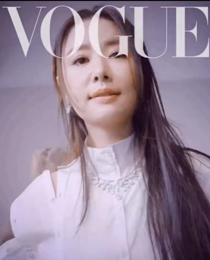 林心如|46岁林心如戴baby同款鸽子蛋钻戒拍大片！穿白裙颜值开挂，终于惊艳