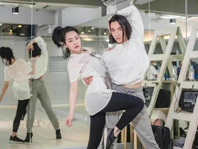 章子怡|小S次女长相和亲姐妹差距大，和唐老师照片对比，网友：一模一样