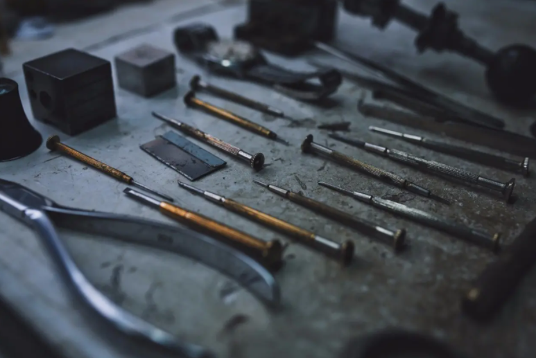 求职|中年人失业后处境有多难？和应届生抢基础岗位，进厂还被卡年龄