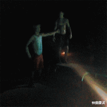 “实在找不到伴娘了,就任意抓了一个”满脸写着情愿!!!