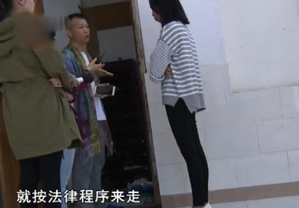 20岁女子与16岁的小男友初尝禁果后,诞下一子却惨遭抛弃