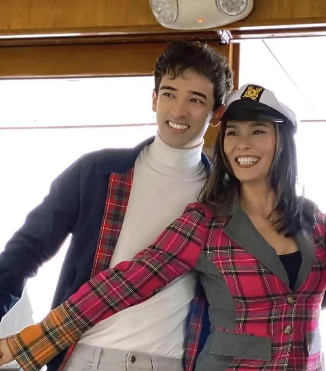 天道|韦唯前夫去世半年3儿无哀伤期:聚会友人,圣诞开派对,游艇出游