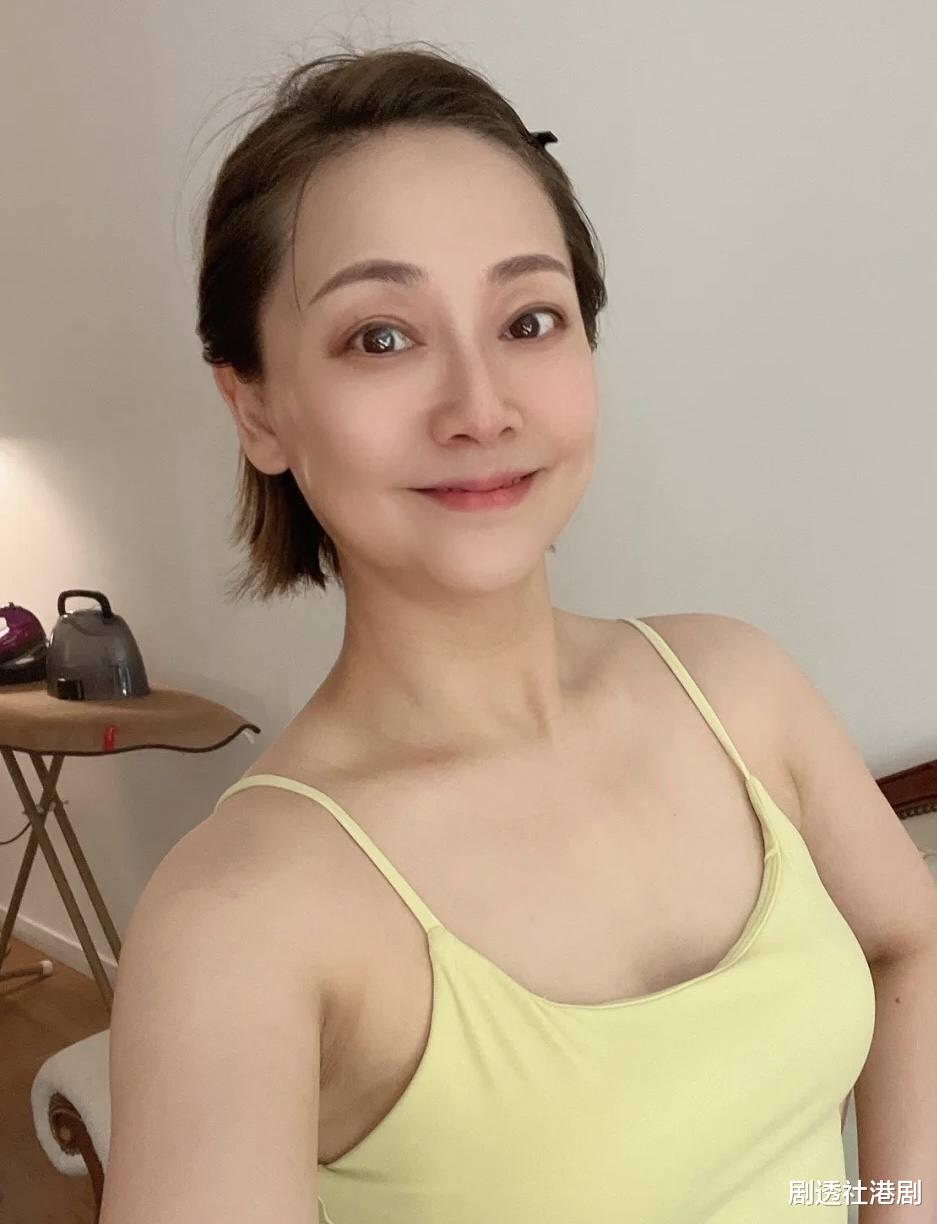 张卫健|张卫健妻子晒近况！48岁发福明显，皮肤白到发光，流产后选择丁克