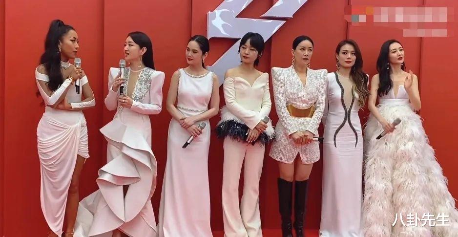 姐姐|《乘风破浪》姐姐成团造型太难看,离开滤镜后变乡村大舞台