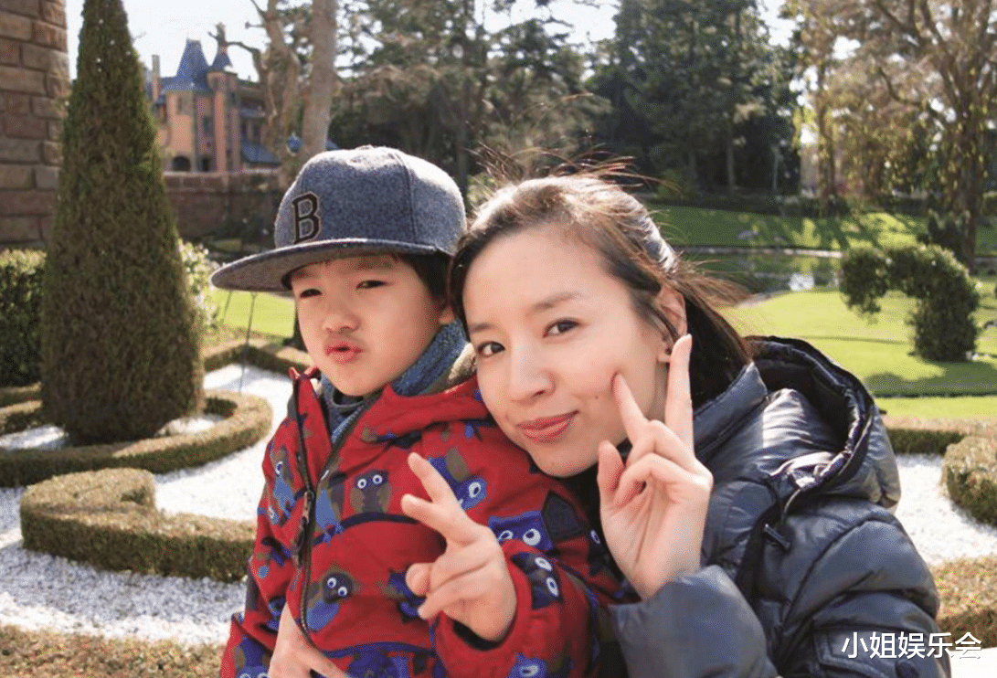 董洁|董洁被冤枉了？畸形的母子关系引争议，儿大避母不懂吗？