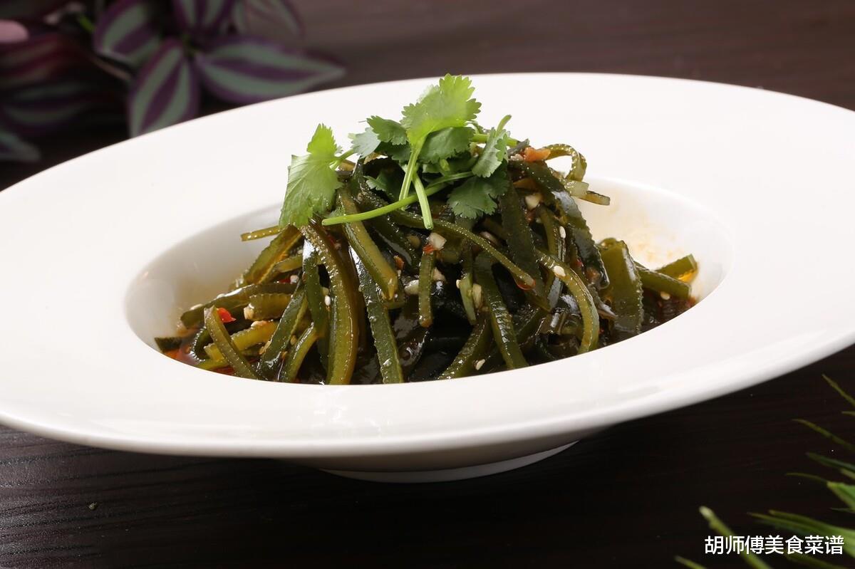 白萝卜|餐桌上的“胆固醇大户”被揪出,肥肉排不上号,医生提醒:不想给血管添堵,尽量少吃