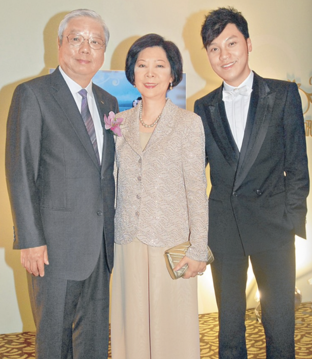 香港|香港“30亿阔太”离世！徐小凤到场送别，周润发谢贤父子低调悼念