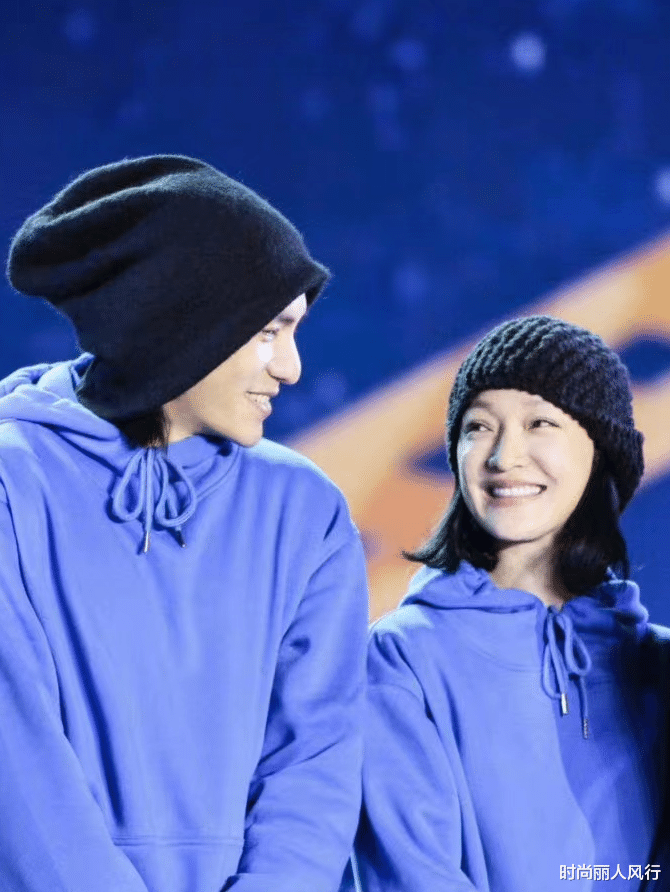 周迅|48岁周迅怎么还那么嫩！庆生照穿衬衫古灵精怪美成少女，状态超好