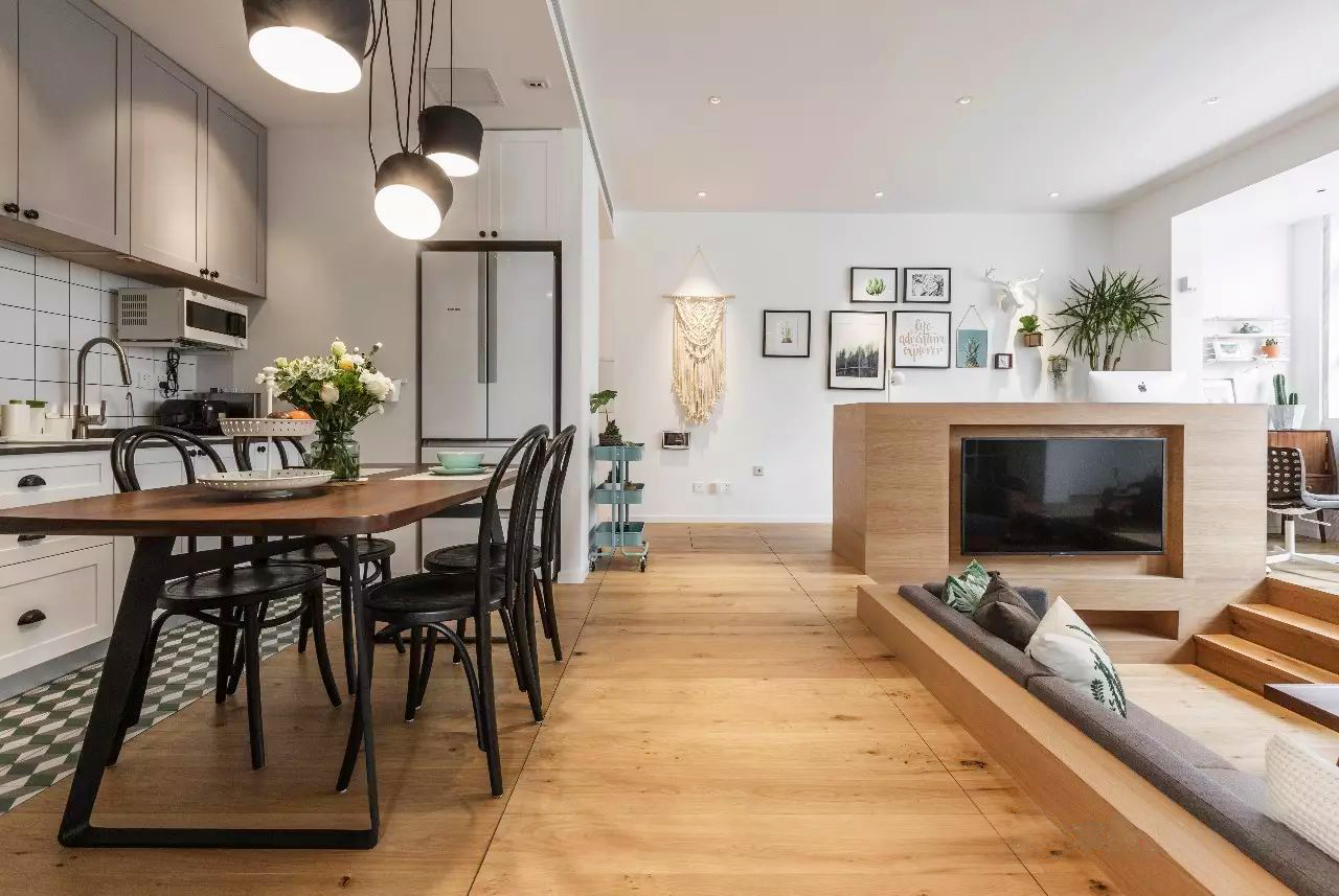 套内60㎡新房,地面抬高50公分,不用买沙发,电视墙很实用