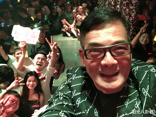 带货|8位内地带货的过气港星,有人70岁熬夜直播,有人8小时仅赚200元