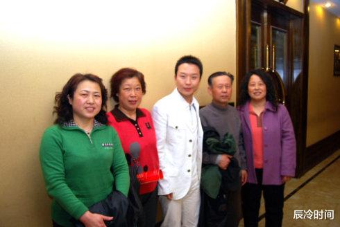 小姐姐|李玉刚：成名前身上全是刀疤，成名后梅葆玖怒斥他是个小丑