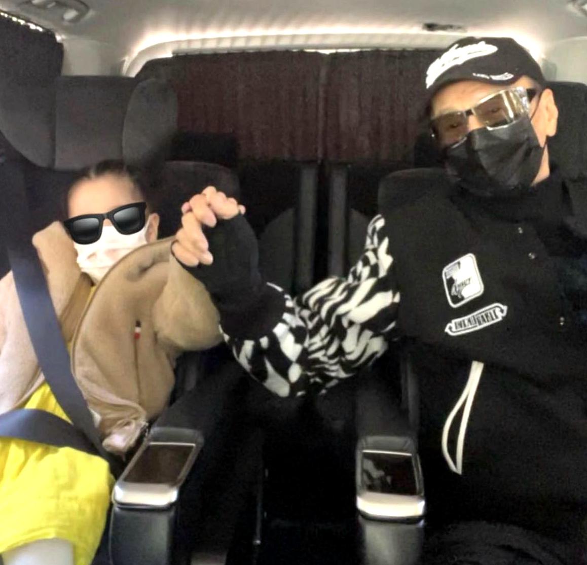 谢婷婷|谢婷婷带3岁女儿返港与谢贤拉姑团聚,谢霆锋紧抱外甥女温情满满