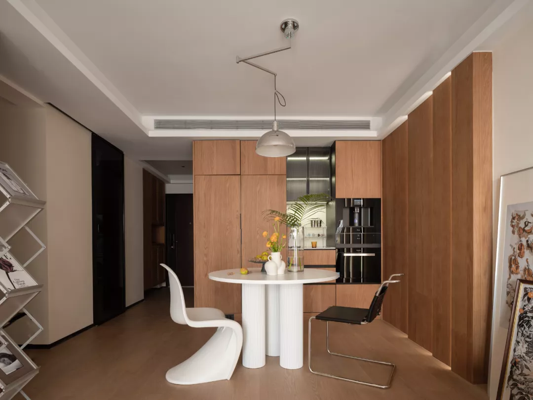 90平米两居室，棉花糖色与木材温润感，让空间回归最纯粹舒适与自在！