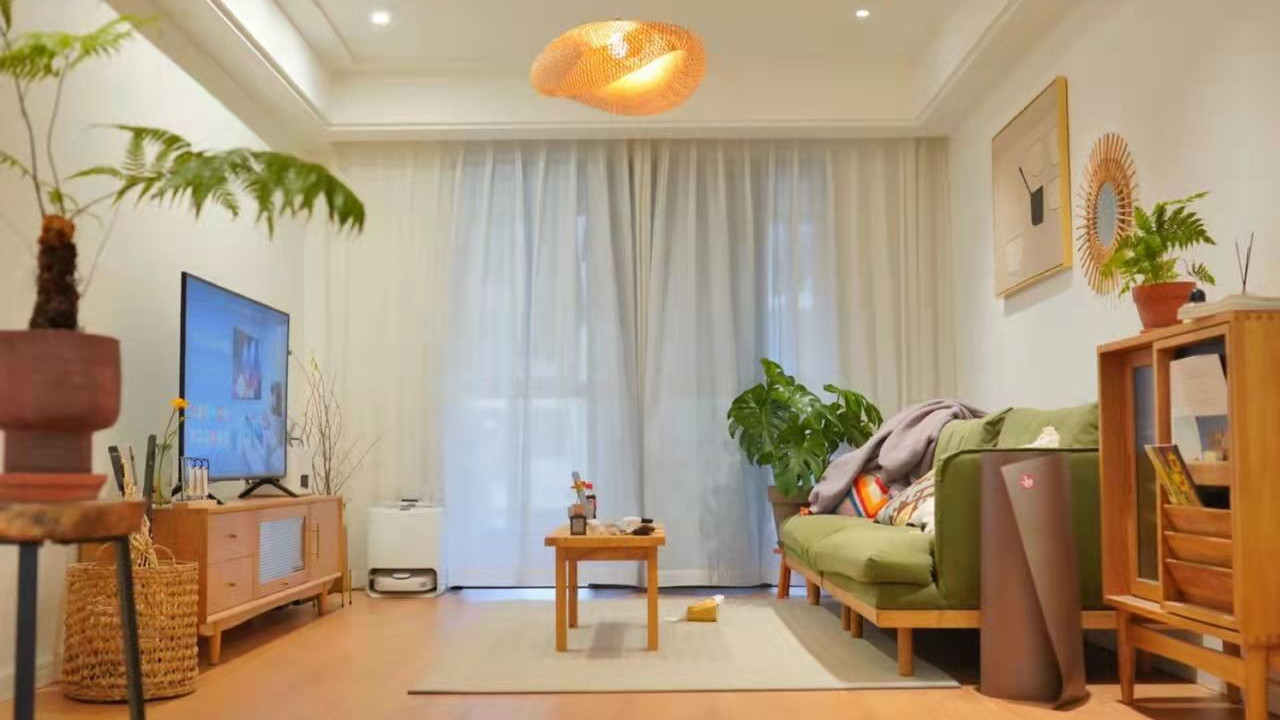 32岁独居女孩的原木风小家，过不被定义的生活，不结婚也很快乐