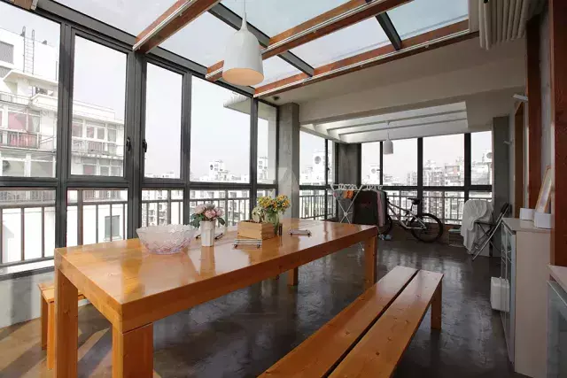 为露台买顶楼复式,210㎡仅花18W就打造成空中花园,漂亮得没话说