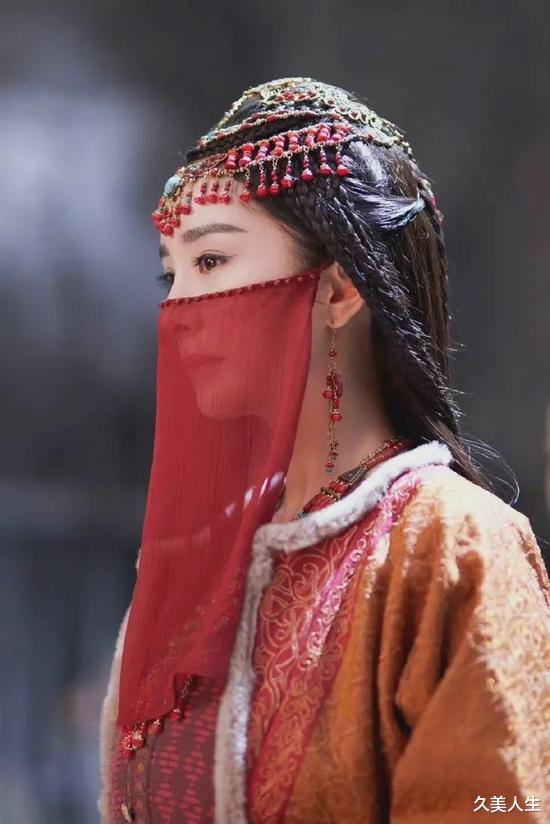 杨洋|热巴赵露思的红装什么段位？请杨洋回答一下